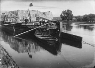 Coswig. Elbkahn mit einer Ladung Strohballen auf der Elbe