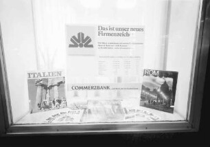 Freiburg: Schaufensterwerbung für Italien; Commerzbank