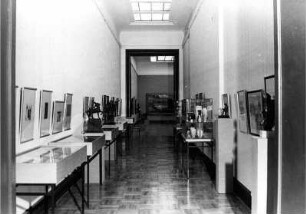 Blick in die Ausstellung "Stilkunst um 1900 in Deutschland" vom 30. Juni 1972 - Dez. 1972 in der Nationalgalerie