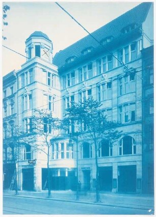 Weinhaus Huth, Berlin: Schrägansicht der Fassade von rechts von der Potsdamer Straße (mit Korrekturangaben für den Druck)