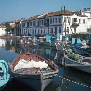 Thasos, Limani, altes Türkenhaus, Lampenboote im Fischerhafen und altes Türkenhaus