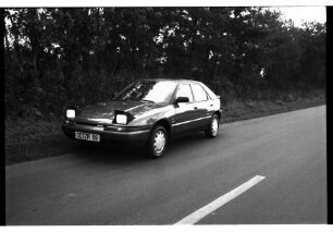 Vorstellung des Mazda 323 Fließheck GLX, mit Klappscheinwerfern: Landstraße, an Straßenrand