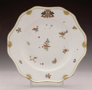 Service mit dem Wappen Podewils und Blumendekor — Kat. Nr. 354: Kleiner Teller