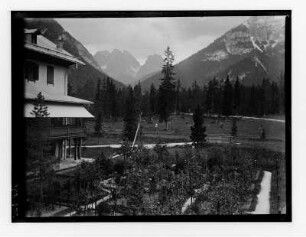 Reise nach Tirol. Vielleicht eine Pension mit Garten