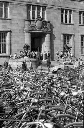 Freiburg: Haupteingang Universität mit Fahrradparkplatz
