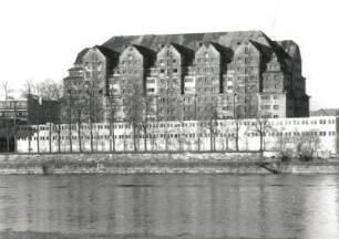 Dresden-Altstadt, Kleine Packhofstraße 17. Speicher (1912/1913; H. Erlwein). Ansicht von Nordnordosten (vom Neustädter Ufer über die Elbe)