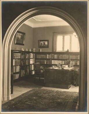 Einfamilienhaus. Inneneinrichtung: Arbeitszimmer Schreibtisch, Bücherregale