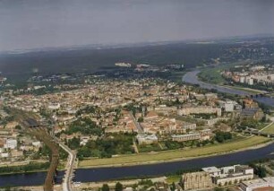 Stadtteilansicht über die Elbe mit Marienbrücke gegen die Dresdener Heide