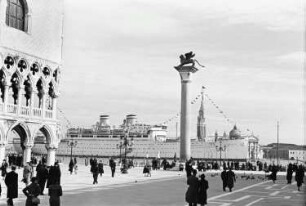 Reisefotos Italien. Venedig, Markusplatz. Blick zur Säule mit Markuslöwen (Colonne di Marco) auf dem Piazetta. Im Hintergrund das Passagierschiff "Milwaukee"