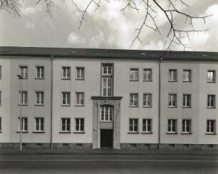 Wurzen, Bürgermeister-Schmidt-Platz 7/10. Wohnhauszeile (1950/1955). Straßenfront Nummer 8