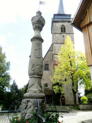 Kirche-Ansicht von Westen mit Marktbrunnen vor Kirche - die hohe Kirchhofmauer mit Wehrgang sowie Toranlage 1840 abgetragen