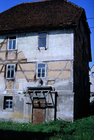 der alte Edelhof, Ostseite, steinernes Wappen über Eingangstür