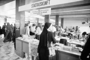 Freiburg: Informationsstand und Garderobe der Stadt