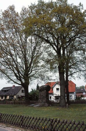 rechts Gedenkstein 1870 vor Friedenseiche: Mitte Ehrenmal