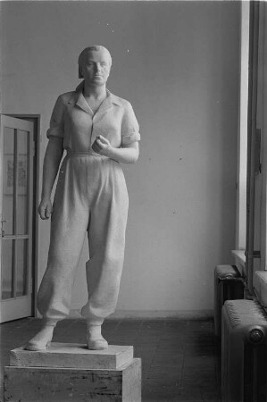 Stehende Arbeiterin : Stehende Arbeiterin. Gips (1960/1962) (Studentenarbeit der Bildhauerklasse von Walter Arnold)