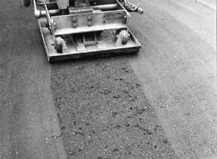 Verdichten der Vermörtelung unter der Betonfahrbahndecke