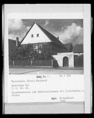 Kubschütz-Purschwitz. Sperlings Gut (1. Hälfte 19. Jahrhundert). Wohnstallhaus. Straßenansicht (Giebelansicht) mit Einfriedung und Hoftor