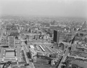 Luftaufnahme, Blick von Süden auf das Axel-Springer-Verlagshaus mit Rotationshalle und das GSW-Hochhaus. Berlin-Kreuzberg, Rudi-Dutschke-Straße, Lindenstraße, Markgrafenstraße