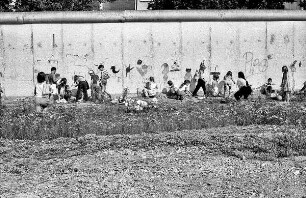 Malende Kindergruppe an der Berliner Mauer
