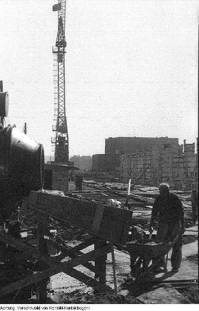 Dresden, Altmarkt. Neubebauung, Walter Weidauer auf der Baustelle - Blick zur Ruine der Sophienkirche, September 1953