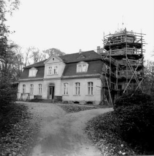 Kromlau, Am Alten Schloß 11. Herrenhaus (1845, Turm 1860)