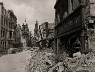 Dresden, Schloßstraße. Blick auf die Trümmerlandschaft mit Schloß und Turm der Hofkirche
