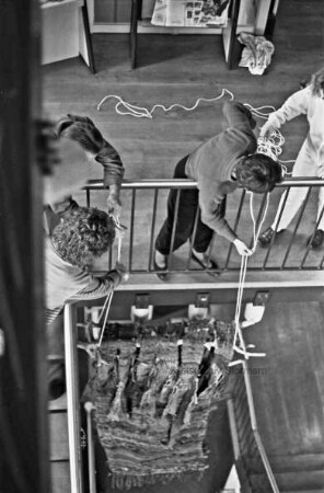Rathaus: Ausstellungsaufbau im Treppenhaus mit Objekten von Edith Schaar: Webobjekt der Künstlerin wird aufgehangen