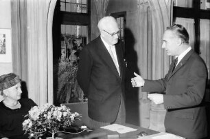 Freiburg: Regierungspräsidium; Bundesverdienstkreuz 1. Klasse für Prof. Dr. Hans Killian, überreicht von Regierungspräsident Person
