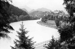 Füssen: Blick vom Hügel an der Lechbrücke auf Stadt und Lech