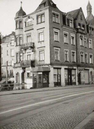 Dresden-Loschwitz, Körnerplatz 8. Wohnhaus (1895) mit Läden. Blick vom Brückenkopf über die Elbbrückenstraße