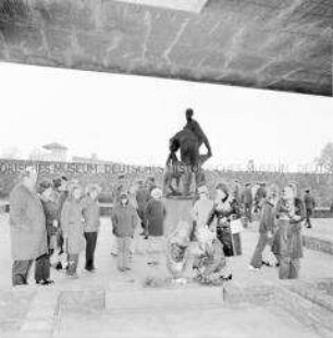 Besucher in der Nationalen Mahn- und Gedenkstätte Sachsenhausen