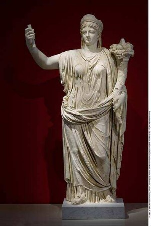 Statue der Antonia Minor (?) als Fortuna