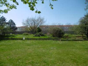 Dresden: Hotelgarten hinter Prager Straße 7/Reitbahnstraße, Formsteinwand