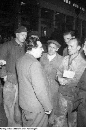 Dresden. Turbinenwerk Dresden, Diskussion der Werktätigen über den Beitritt der DDR zum Warschauer Vertrag, 1956