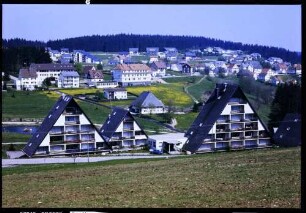 Schönwald: drei moderne Giebelhäuser
