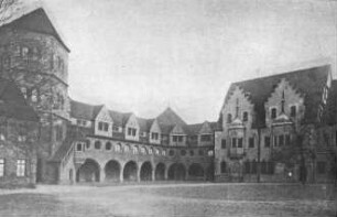 Halle (Saale), Moritzburg, Innenhof nach Südosten, mit Torturm, Wehrgang und Talamt