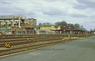Bahnhof, daneben Baustelle für das Parkhaus