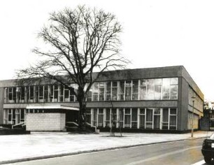Dresden-Strehlen, August-Bebel-Straße. Gebäude der Truppenküche im Bundeswehrverwaltungszentrum Dresden. Ansicht mit Haupteingang von Westen