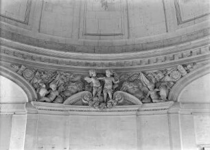 Putti und Tropaia