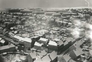 Roßwein. Stadtansicht vom Turm der Stadtkirche Sankt Marien. Blick über die Gartenstraße zur Herrmannstraße nach Nordwesten. Winteraufnahme