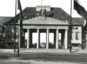 Leipzig, Baufachausstellung : Leipzig. Haupteingang zur Internationalen Baufachausstellung 1913