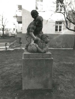 Raufende Jungen : Raufende Jungen. Beton (1910/1990). Dresden-Pieschen, Hof Rückertstraße 26/30