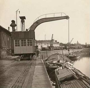Dresden. Winterhafen (Neustädter Hafen). Fahrbarer Dampfkran