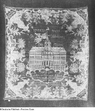 Sogenannte Friedensdecke : Sogenannte Friedensdecke mit Darstellung von Schloss Hubertusburg in Wermsdorf. Leinen; 102 x 91 cm. Großschönau, 1763. Bautzen: Stadtmuseum. [Ausstellung "Spinnen und Weben", 1946/1947]