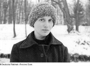 Portrait der Bildhauerin Thea Richter, aufgenommen in einem Park