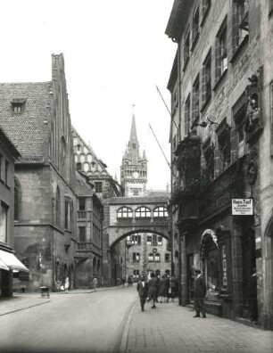 Nürnberg, Rathausgasse : Nürnberg. Rathausgasse. Altes Rathaus und Amtshaus gegen Turm des Essenweinbaus am Rathaus