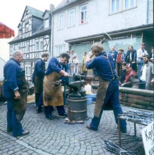 Gelnhausen. Schmiede führen bei einem Altstadtfest handwerkliche Künste vor