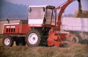 Fotografie: Ernteverfahren, Silomais, Maishäcksler angebaut, Parallelverfahren, Systemtraktor, Scheibenradfeldhäcksler