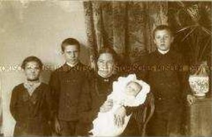 Mutter mit Kindern