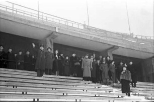 Olympia Stadion: Reichssportfeld im Schnee; Gruppen auf den Stufen